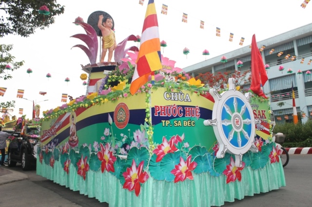 Đồng Tháp: Diễu Hành Xe Hoa và Văn Nghệ Phật Đản
