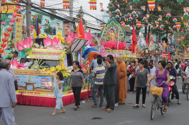 Đồng Tháp: Diễu Hành Xe Hoa và Văn Nghệ Phật Đản