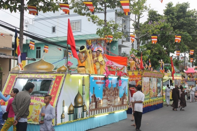 Đồng Tháp: Diễu Hành Xe Hoa và Văn Nghệ Phật Đản