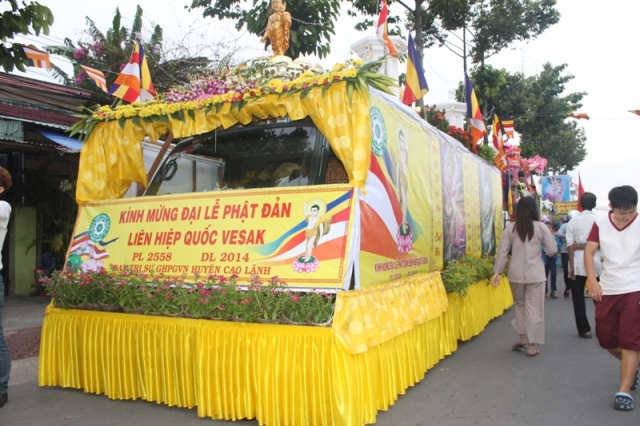 Đồng Tháp: Diễu Hành Xe Hoa và Văn Nghệ Phật Đản