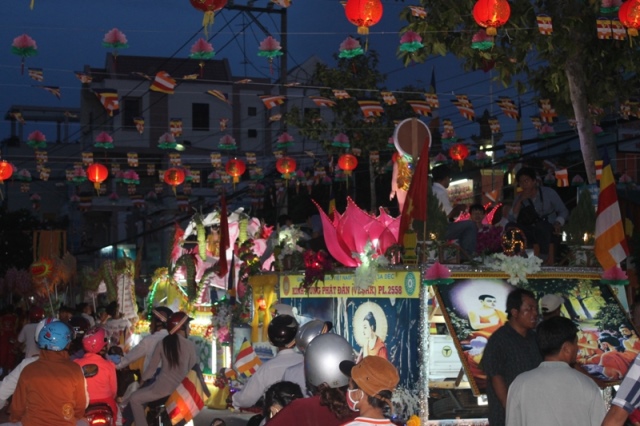 Đồng Tháp: Diễu Hành Xe Hoa và Văn Nghệ Phật Đản