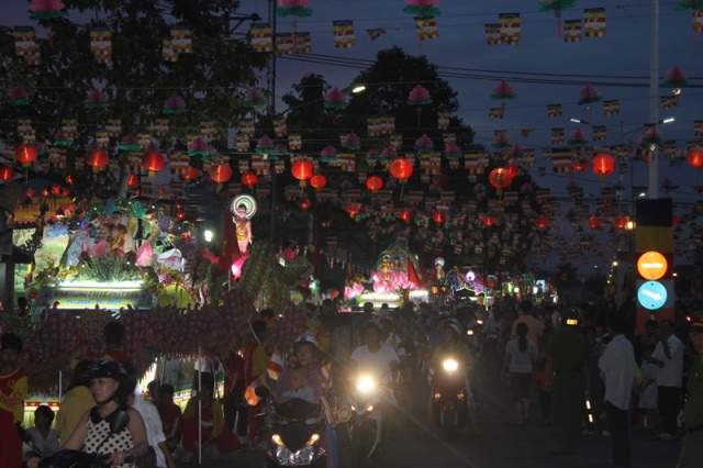 Đồng Tháp: Diễu Hành Xe Hoa và Văn Nghệ Phật Đản