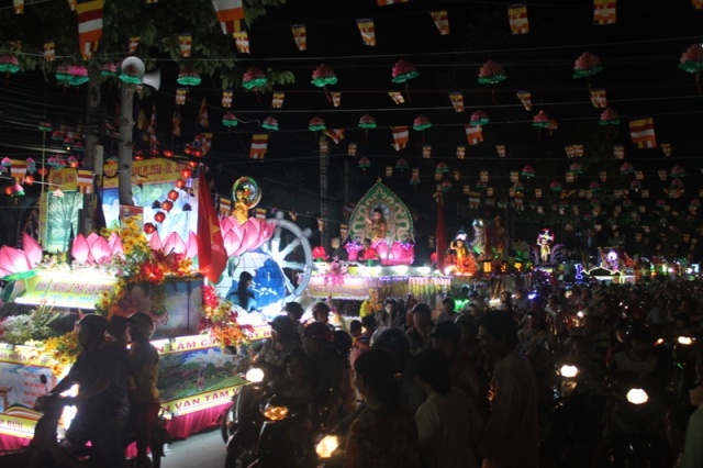 Đồng Tháp: Diễu Hành Xe Hoa và Văn Nghệ Phật Đản