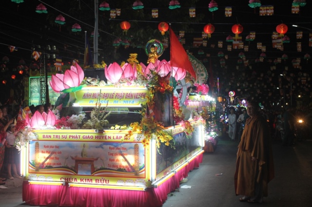Đồng Tháp: Diễu Hành Xe Hoa và Văn Nghệ Phật Đản