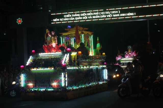 Đồng Tháp: Diễu Hành Xe Hoa và Văn Nghệ Phật Đản