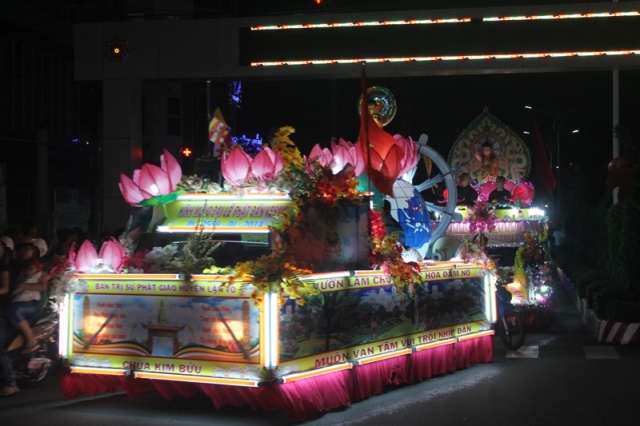 Đồng Tháp: Diễu Hành Xe Hoa và Văn Nghệ Phật Đản