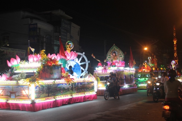 Đồng Tháp: Diễu Hành Xe Hoa và Văn Nghệ Phật Đản