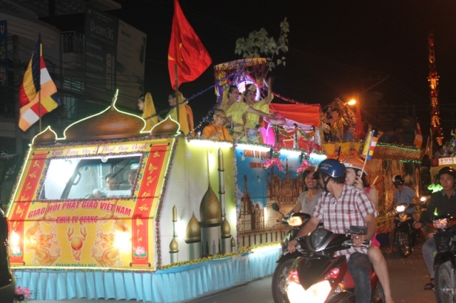 Đồng Tháp: Diễu Hành Xe Hoa và Văn Nghệ Phật Đản