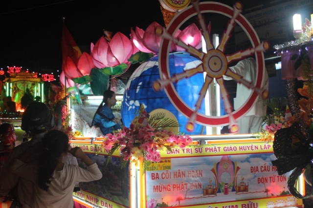 Đồng Tháp: Diễu Hành Xe Hoa và Văn Nghệ Phật Đản