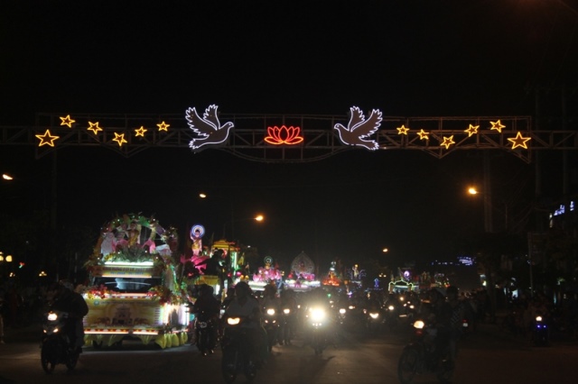 Đồng Tháp: Diễu Hành Xe Hoa và Văn Nghệ Phật Đản