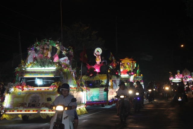 Đồng Tháp: Diễu Hành Xe Hoa và Văn Nghệ Phật Đản