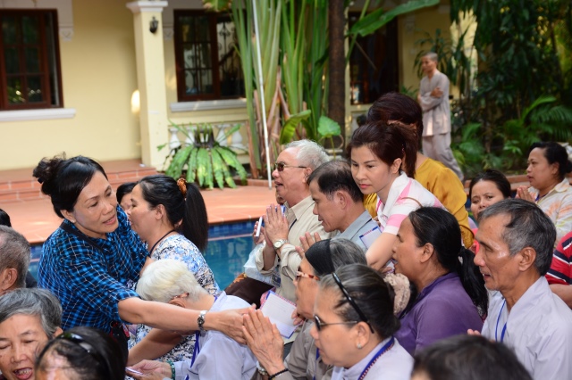 Quỹ Từ thiện ĐPNN: Tặng quà cho những người mù tại Tp. HCM