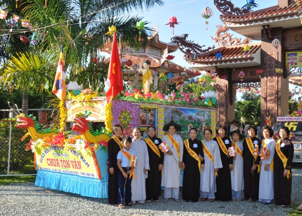 Long An: Chùa Tôn Vân đón chào Phật đản 2558