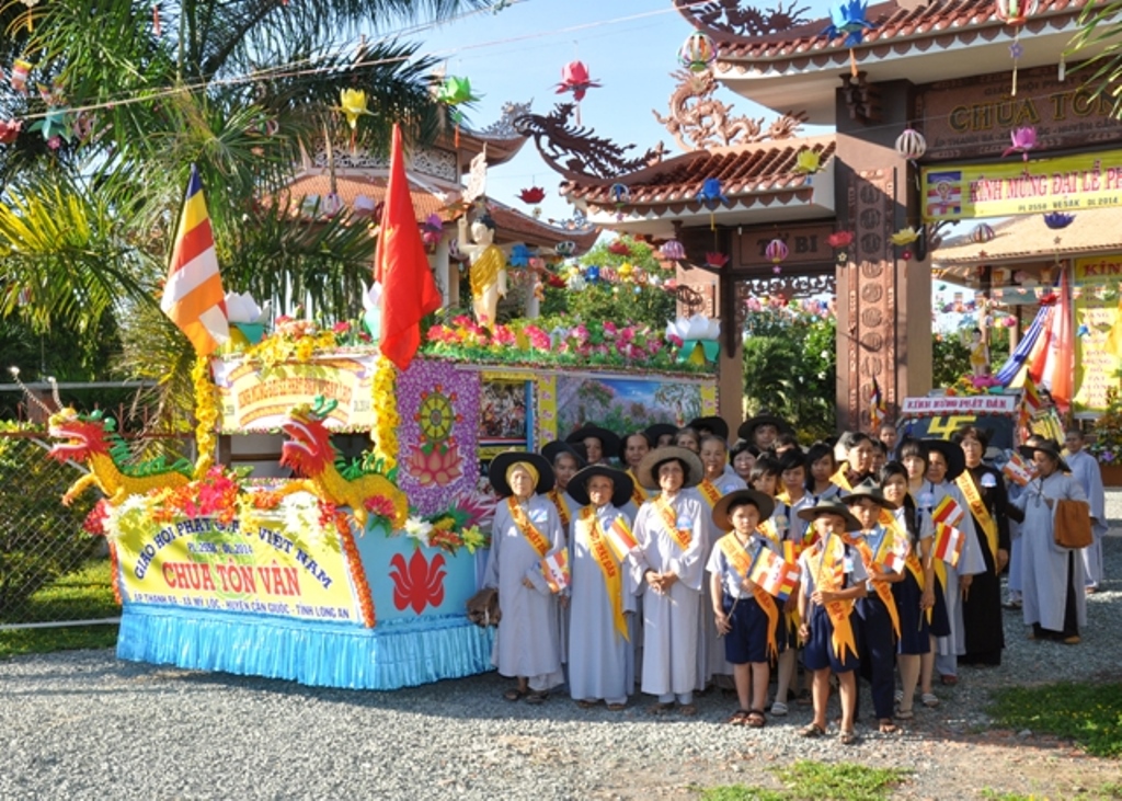 Long An: Chùa Tôn Vân đón chào Phật đản 2558
