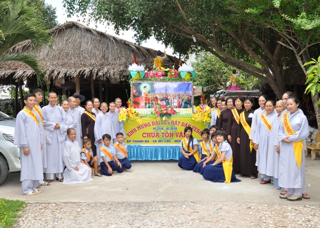 Long An: Chùa Tôn Vân đón chào Phật đản 2558