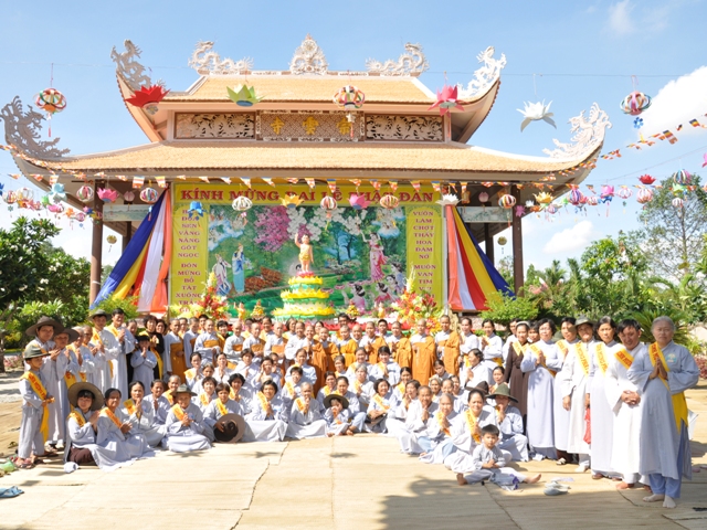 Long An: Chùa Tôn Vân đón chào Phật đản 2558