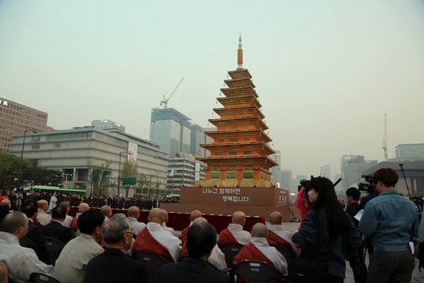 Hàn Quốc : Chùa Phụng Ân sinh hoạt Lễ Phật Đản
