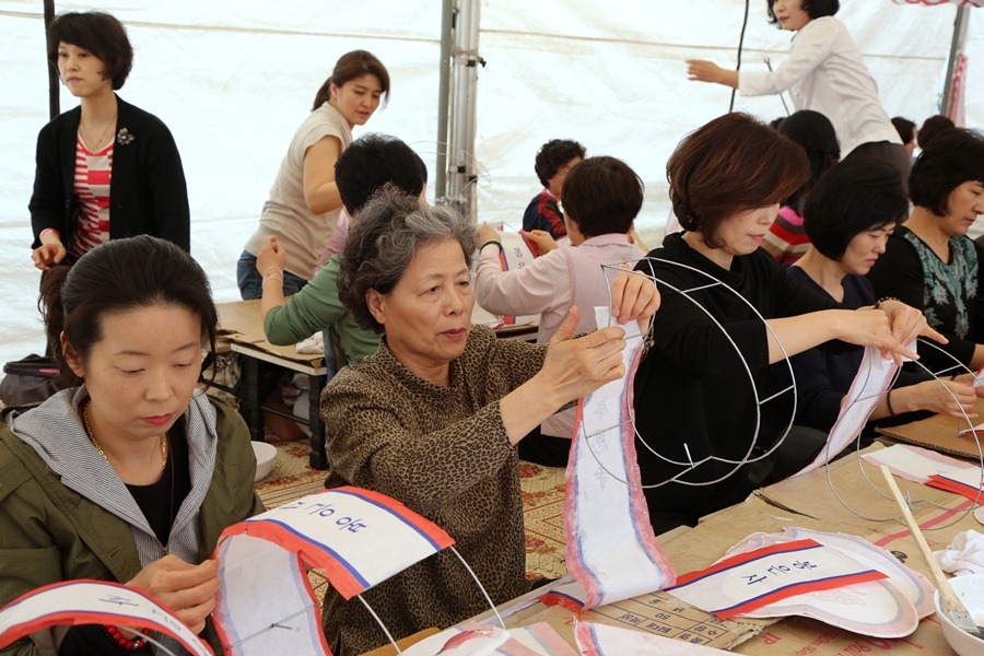 Hàn Quốc : Chùa Phụng Ân sinh hoạt Lễ Phật Đản