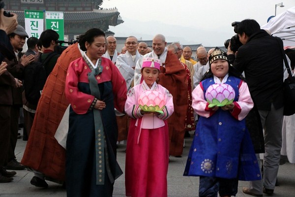 Hàn Quốc : Chùa Phụng Ân sinh hoạt Lễ Phật Đản