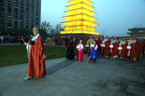 Hàn Quốc : Chùa Phụng Ân sinh hoạt Lễ Phật Đản