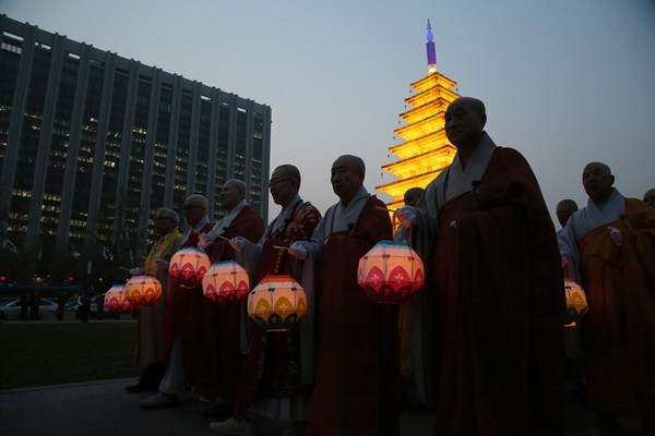 Hàn Quốc : Chùa Phụng Ân sinh hoạt Lễ Phật Đản