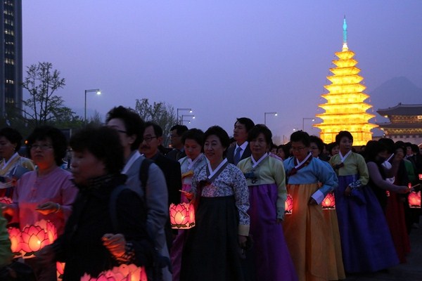Hàn Quốc : Chùa Phụng Ân sinh hoạt Lễ Phật Đản