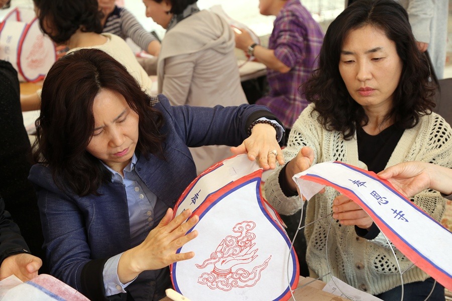 Hàn Quốc : Chùa Phụng Ân sinh hoạt Lễ Phật Đản