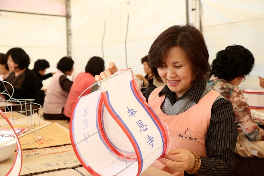 Hàn Quốc : Chùa Phụng Ân sinh hoạt Lễ Phật Đản