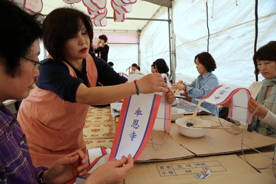 Hàn Quốc : Chùa Phụng Ân sinh hoạt Lễ Phật Đản