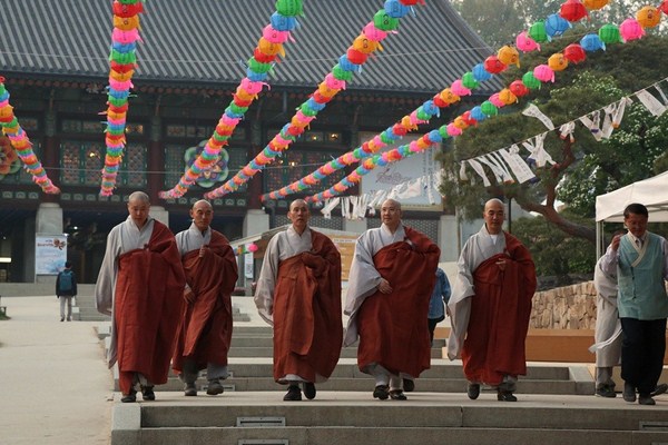 Hàn Quốc : Chùa Phụng Ân sinh hoạt Lễ Phật Đản