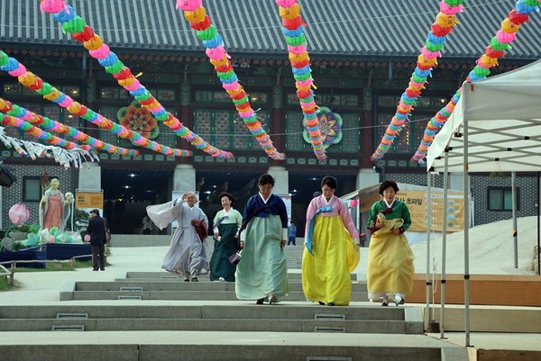 Hàn Quốc : Chùa Phụng Ân sinh hoạt Lễ Phật Đản