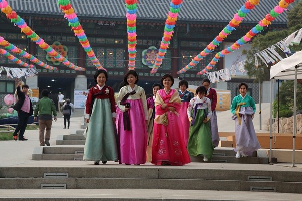 Hàn Quốc : Chùa Phụng Ân sinh hoạt Lễ Phật Đản