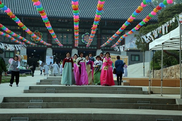 Hàn Quốc : Chùa Phụng Ân sinh hoạt Lễ Phật Đản