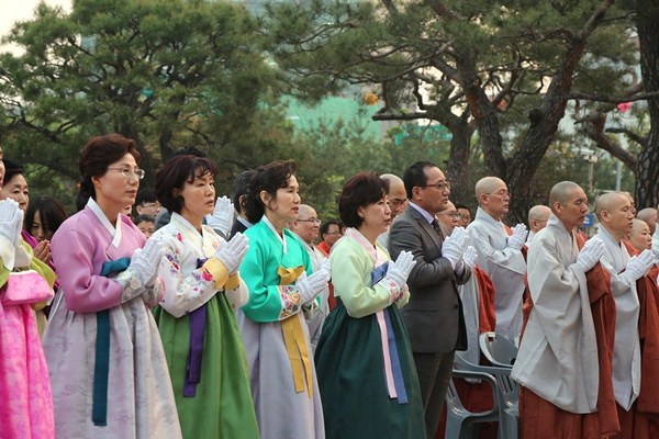 Hàn Quốc : Chùa Phụng Ân sinh hoạt Lễ Phật Đản