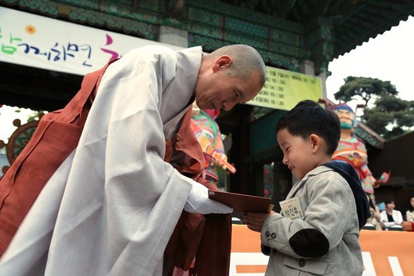Hàn Quốc : Chùa Phụng Ân sinh hoạt Lễ Phật Đản