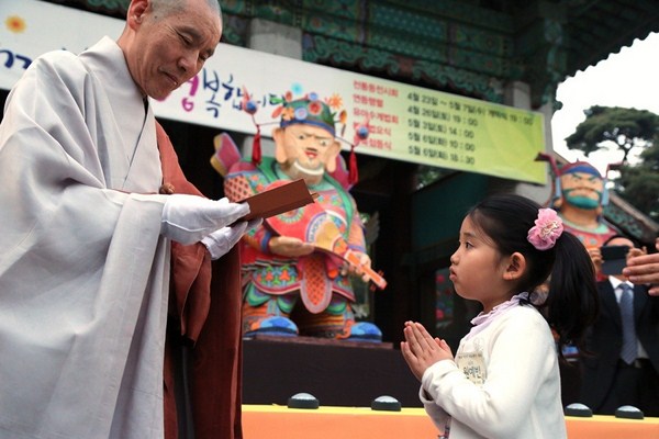 Hàn Quốc : Chùa Phụng Ân sinh hoạt Lễ Phật Đản