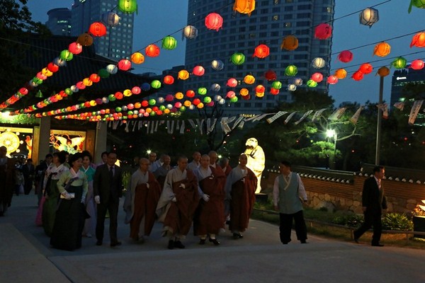 Hàn Quốc : Chùa Phụng Ân sinh hoạt Lễ Phật Đản