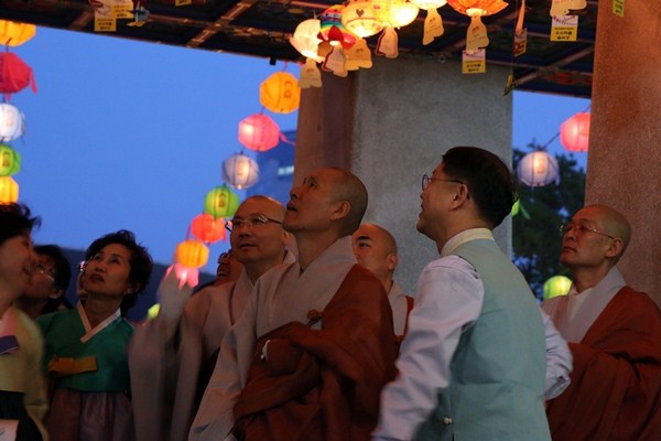 Hàn Quốc : Chùa Phụng Ân sinh hoạt Lễ Phật Đản