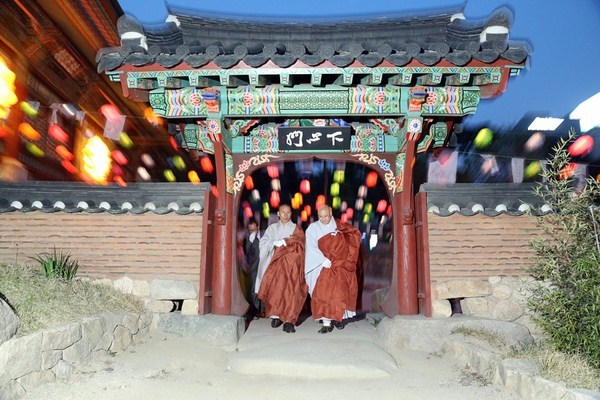 Hàn Quốc : Chùa Phụng Ân sinh hoạt Lễ Phật Đản