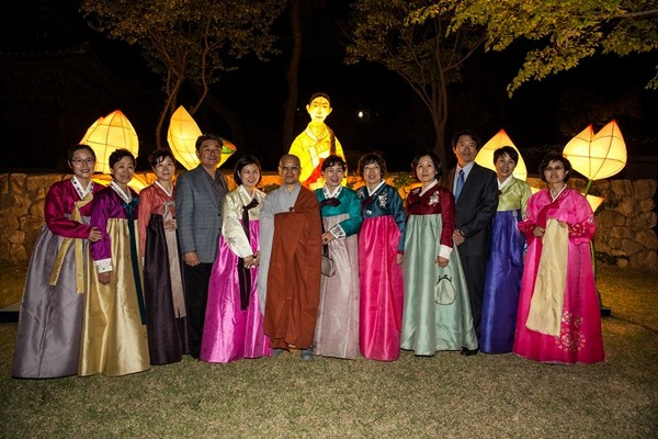 Hàn Quốc : Chùa Phụng Ân sinh hoạt Lễ Phật Đản