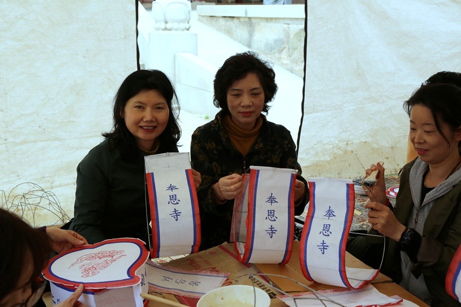 Hàn Quốc : Chùa Phụng Ân sinh hoạt Lễ Phật Đản