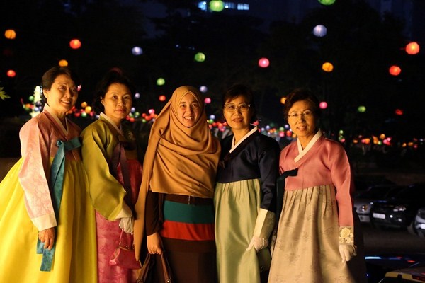 Hàn Quốc : Chùa Phụng Ân sinh hoạt Lễ Phật Đản