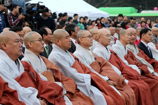 Hàn Quốc : Chùa Phụng Ân sinh hoạt Lễ Phật Đản