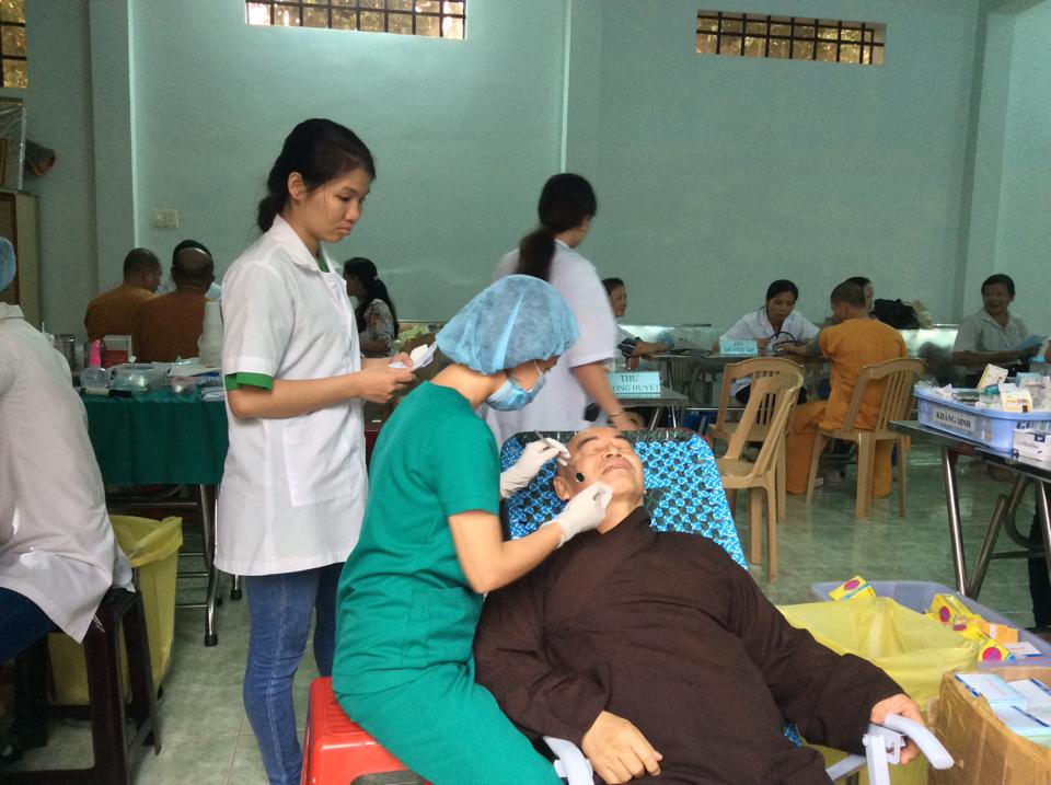 Hội chữ thập đỏ Chùa Long Tuyền cúng dường trường hạ