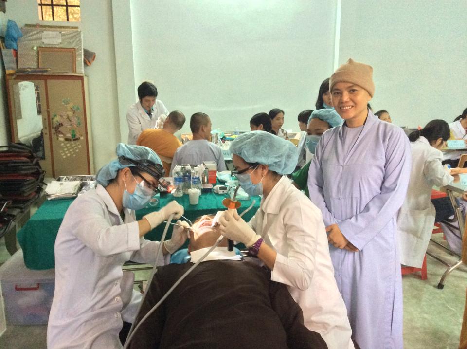 Hội chữ thập đỏ Chùa Long Tuyền cúng dường trường hạ