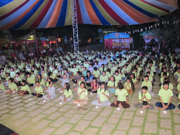 Đồng Tháp: Lung linh ngọn nến tri ân tại chùa Quê Hương