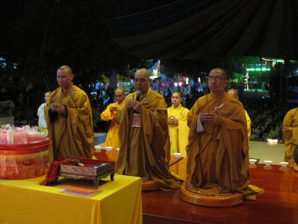 Đồng Tháp: Lung linh ngọn nến tri ân tại chùa Quê Hương