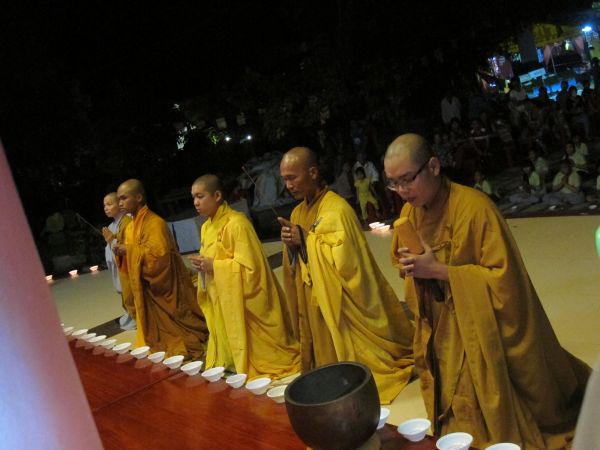 Đồng Tháp: Lung linh ngọn nến tri ân tại chùa Quê Hương