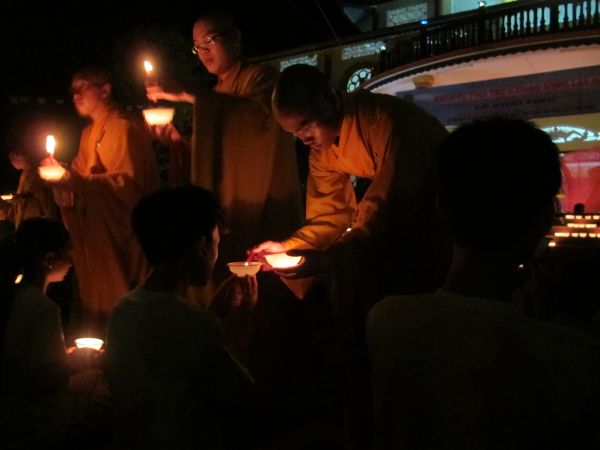 Đồng Tháp: Lung linh ngọn nến tri ân tại chùa Quê Hương