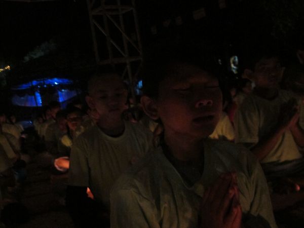 Đồng Tháp: Lung linh ngọn nến tri ân tại chùa Quê Hương